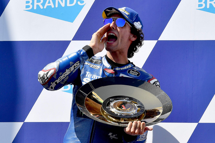 Pebalap Suzuki Alex Rins merayakan kemenangan di atas podium saat menjadi yang tercepat di MotoGP Australia di sirkuit Phillips Island Australia pada Munggu, 16 Oktober 2022, pagi WIB.