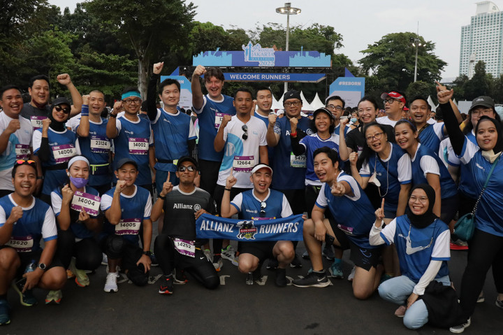 Peserta lari dari Allianz bersiap mengikuti kategori 10 kilometer pada ajang Jakarta Marathon 2022 di Senayan, Jakarta, Minggu, 16 Oktober 2022.