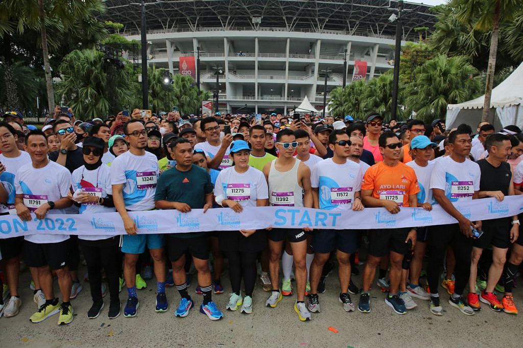 Peserta mengikuti lari kategori 10 Kilometer pada ajang Jakarta Marathon 2022, Jakarta, Minggu, 16 Oktober 2022.