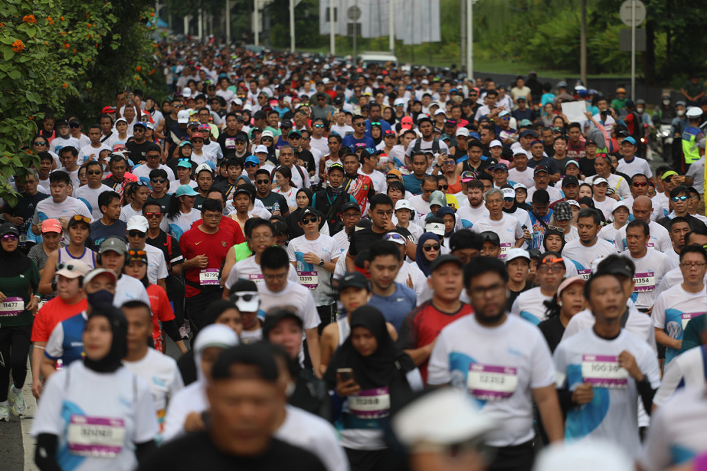 Sebanyak 15.300 pelari termasuk 864 pelari dari 25 negara mengikuti Jakarta Marathon 2022 itu dengan terbagi dalam empat kategori, yakni marathon, half marathon, lari 10 kilometer dan lari lima kilometer.