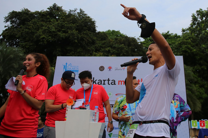 Ribuan pelari yang mengelilingi kota metropolitan Jakarta ini dilepas langsung oleh Menteri Pariwisata dan Ekonomi Kreatif Sandiaga Salahuddin Uno.