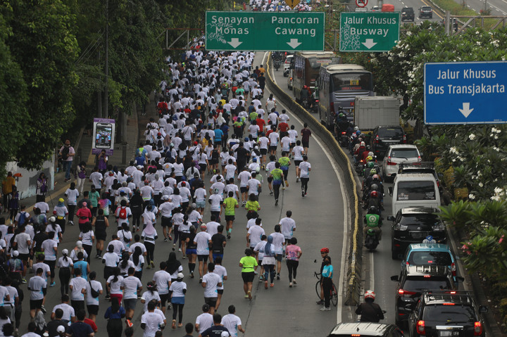 Peserta berlari mengikuti ajang Jakarta Marathon 2022 melintas jalan Ibu Kota Jakarta, Minggu, 16 Oktober 2022.