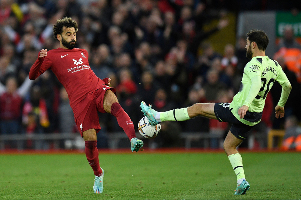 Laga berlangsung makin manas. Salah sempat melakukan protes usai dilanggar Bernardo Silva hingga memancing pelatih Liverpool Jurgen Klopp juga protes.