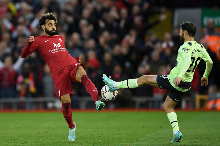 Laga berlangsung makin manas. Salah sempat melakukan protes usai dilanggar Bernardo Silva hingga memancing pelatih Liverpool Jurgen Klopp juga protes.