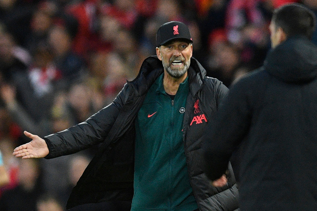 Namun akibat protes berlebihan dan memaki-maki wasit, Klopp akhirnya mendapat kartu merah dan diusir dari bench pemain.