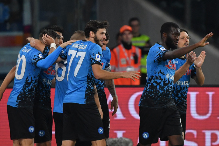 Napoli melanjutkan tren tak terkalahkan di Serie A musim ini. Menjamu Bologna di giornata ke-10, Partenopei bangkit dan menang 3-2.