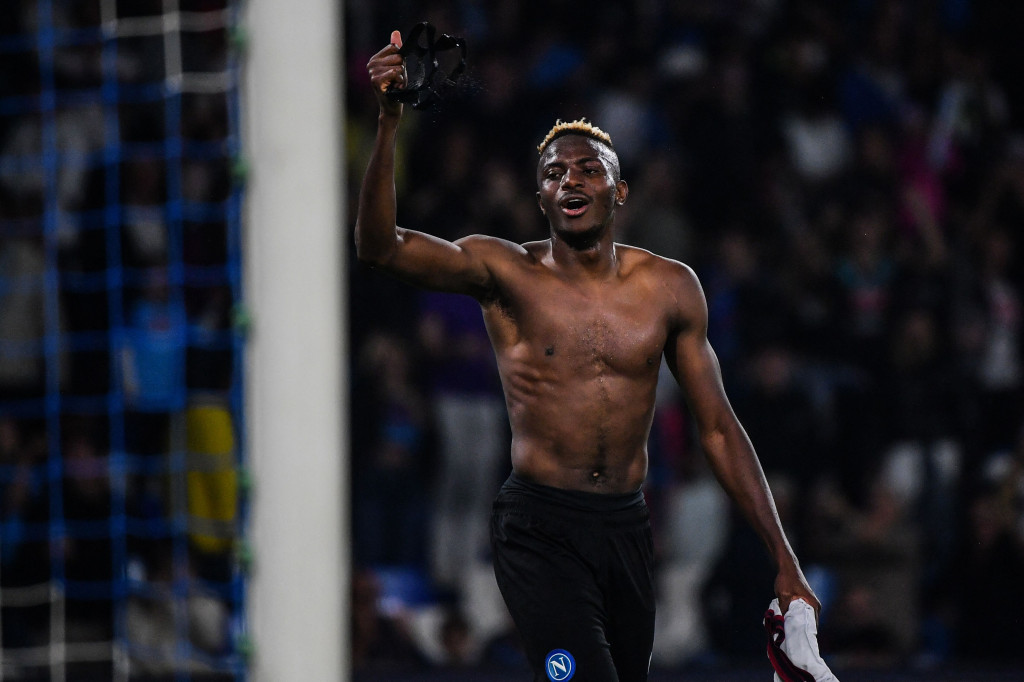 Victor Osimhen melakukan selebrasi usai mencetak gol ke gawang Bologna dalam laga pekan ke-10 Liga Italia 2022-2023 di Stadion Diego Maradona, Minggu, 16 Oktober 2022.