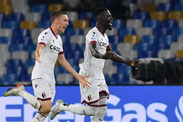 Musa Barrow (kanan) melakukan selebrasi usai mencetak gol ke gawang Napoli dalam laga pekan ke-10 Liga Italia 2022-2023 di Stadion Diego Maradona, Minggu, 16 Oktober 2022.