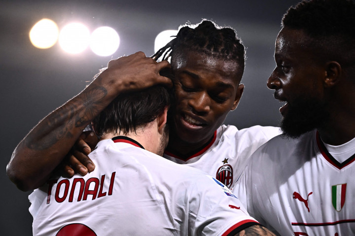 AC Milan sukses raih kemenangan saat bertamu ke markas Hellas Verona di laga pekan ke-10 Serie A 2022/2023 di Marcantonio Bentegodi, Senin, 17 Oktober 2022, dini hari WIB. Rossoneri pulang dengan kemenangan 2-1.