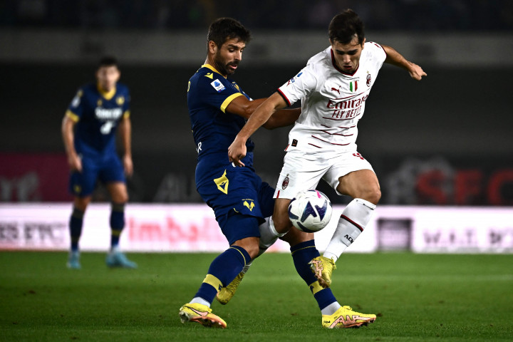 Milan tiba-tiba mampu mencuri gol duluan di menit kesembilan. Miguel Veloso mencetak gol bunuh diri setelah gagal dengan baik mengantisipasi bola umpan silang Rafael Leao. 1-0 Milan memimpin.