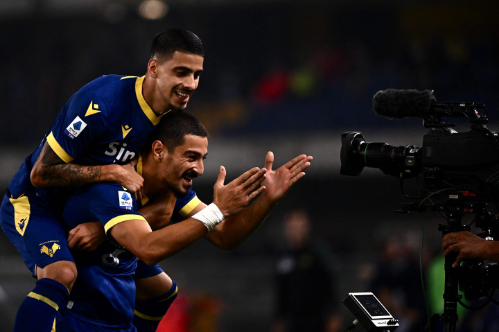 Verona sukses menyamakan skor menjadi 1-1 di menit ke-19. Koray Guenter mencetak gol setelah bola tembakannya berbelok arah usai mengenai kaki Matteo Gabbia.
