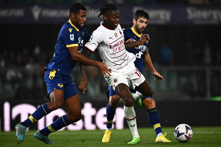 Verona dan Milan saling bergantian menekan. Kedua tim mampu menciptakan peluang, namun sampai turun minum skor 1-1 tak berubah.