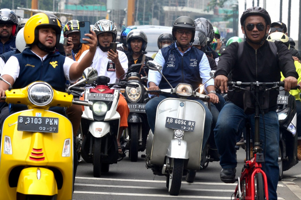 Anies Baswedan selesai menghadiri acara perpisahan jabatan sebagai Gubernur DKI Jakarta di Balai Kota DKI, hari ini, Minggu, 16 Oktober 2022. Anies pun pulang dari Balai Kota dengan mengendarai vespa.