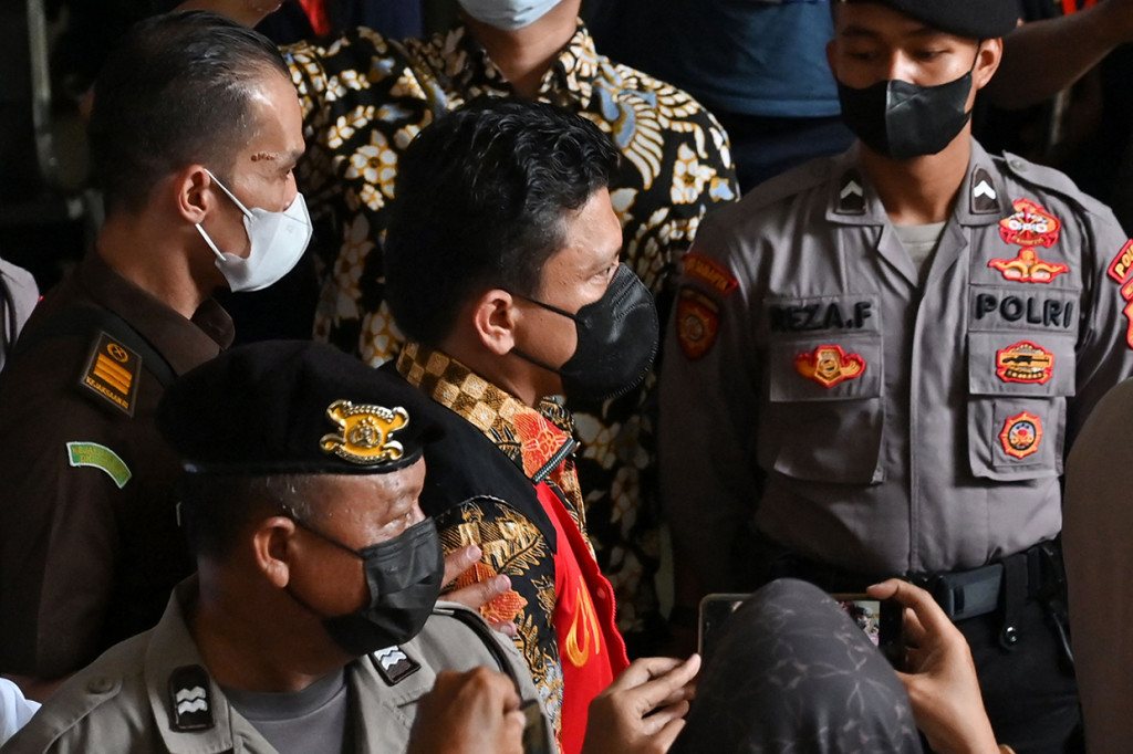 Tampak sejumlah petugas berjaga ketat saat Sambo dibawa ke ruang sidang utama. 