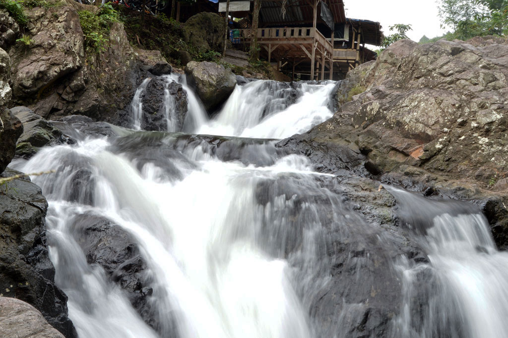 Untuk melepas penat setelah disibukkan dengan berbagai aktivitas, boleh dicoba bersepeda ke tempat wisata yang satu ini. Ya, namanya Curug Suakan yang terletak di Kecamatan Rumpin, Kabupaten Bogor, Jawa Barat.