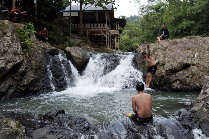 Dengan aliran airnya yang jernih bersumber dari Gunung Panunggangan dan dikelilingi pepohonan besar, Curug Suakan merupakan surga tersembunyi di bawah langit Rumpin.