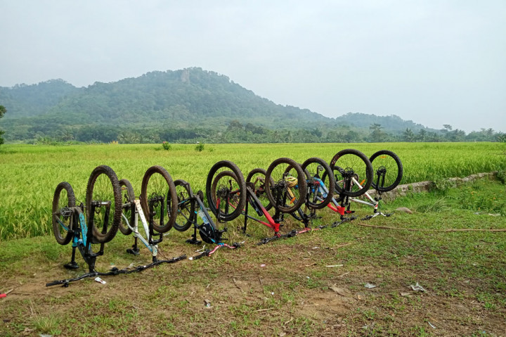 Destinasi Curug Suakan tidak begitu jauh dari pusat Perkantoran Kecamatan Rumpin. Jika bersepeda bisa ditempuh hanya sekitar 1 jam. Di sepanjang perjalanan Anda akan disuguhi pemandangan indah berupa hamparan sawah dengan latar belakang pegunungan yang memanjakan mata.