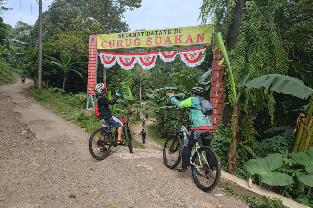 Setelah menyusuri jalan berbatu, Anda akan menemukan papan nama Curug Suakan yang terpampang jelas di kanan jalan. Untuk masuk ke lokasi, pengunjung hanya cukup membayar tiket masuk sebesar Rp5 ribu. Murah bukan.