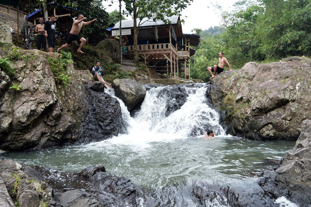 Curug yang dikelola dengan baik oleh warga sekitar tersebut memiliki tiga undakan. Undakan pertama dengan ketinggian satu meter, undakan kedua tiga meter, dan undakan ketiga satu meter. Dan untuk anak balita juga bisa main air di sepanjang sungai berbatu tersebut.