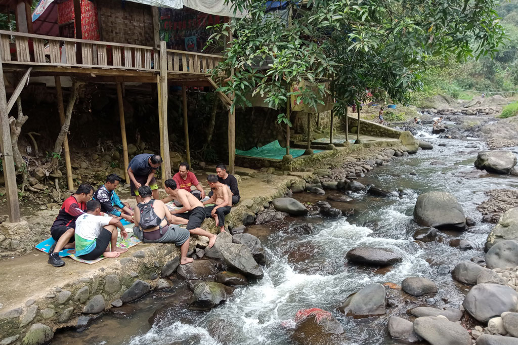 Anda juga tidak usah pusing dengan masalah makanan. Di arena Curug Suakan telah berjejer warung-warung yang menjual dagangan aneka ragam.