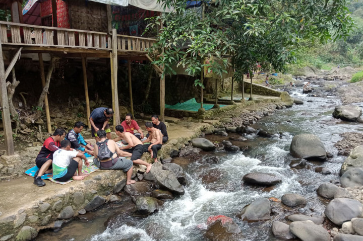 Anda juga tidak usah pusing dengan masalah makanan. Di arena Curug Suakan telah berjejer warung-warung yang menjual dagangan aneka ragam.