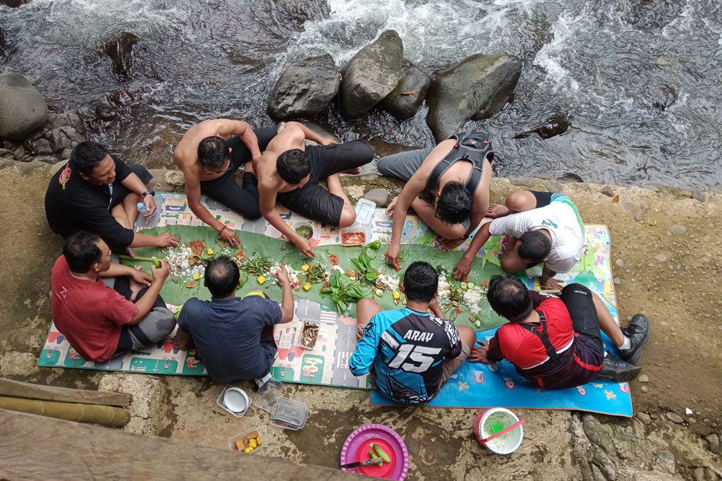  Dan bila beramai-ramai Anda bisa memesan makanan dan menikmatinya di pinggir kali sembari mendengarkan gemericik air. Kalau menurut para goweser istilahnya 'gocapan' (gowes cari sarapan).