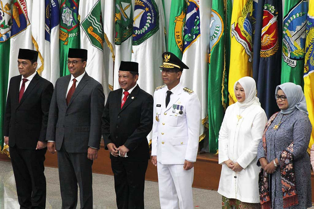 Lewat acara ini pula, pemberhentian dengan hormat Anies Baswedan dan Ahmad Riza Patria sebagai Gubernur dan Wakil Gubernur DKI disahkan.