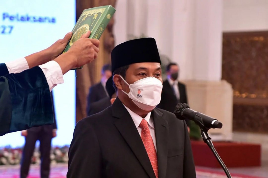 Pelantikan tersebut didasarkan pada Keputusan Presiden Republik Indonesia Nomor 101/P Tahun 2022 tentang Pemberhentian dan Pengangkatan Anggota Dewan Pengawas dan Anggota Badan Pelaksana Badan Pengelola Keuangan Haji (BPKH) Periode 2022-2027 yang ditetapkan di Jakarta pada tanggal 14 Oktober 2022.