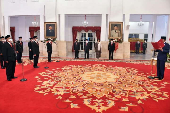Presiden RI Joko Widodo (Jokowi) melantik anggota Dewan Pengawas dan anggota Badan Pelaksana Badan Pengelola Keuangan Haji (BPKH) Periode 2022-2027, di Istana Negara, Jakarta, Senin, 17 Oktober 2022.