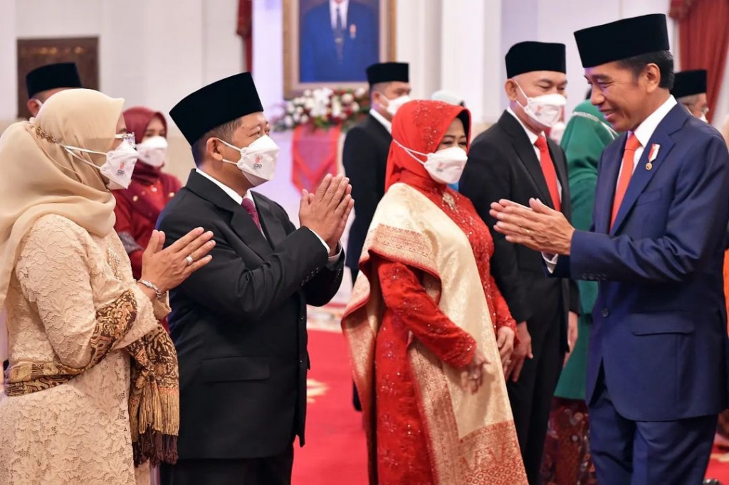 Prosesi diakhiri dengan pemberian ucapan selamat dari Presiden Jokowi yang diikuti oleh para undangan lainnya.
