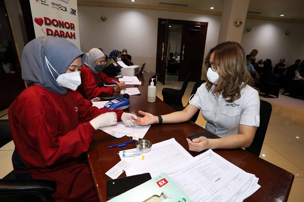 Karyawan Media Group menjalani pemeriksaan sebelum mendonorkan darah mereka yang dilakukan di ruang rapat besar Media Indonesia, di Kedoya, Jakarta Barat, Senin, 17 Oktober 2022. 