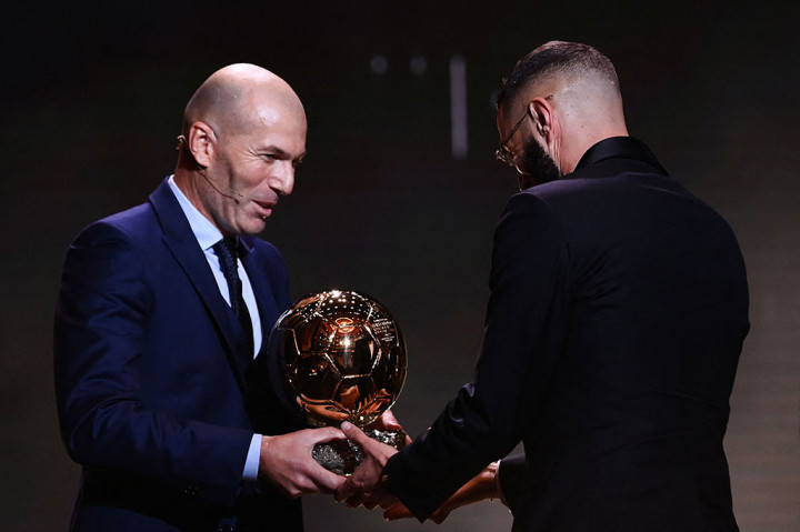 Kapten Real Madrid Karim Benzema resmi meraih Ballon d'Or 2022. Penghargaan diberikan langsung oleh legenda Real Madrid dan pemenang Ballon d'Or 1998 Zinedine Zidane di Theatre du Chatelet, Paris, Prancis, Selasa, 18 Oktober 2022 dini hari WIB.