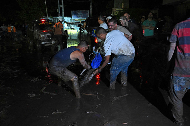 Tanah longsor kembali menerjang Venezuela, Senin, 17 Oktober 2022 waktu setempat. Longsor terbaru terjadi di wilayah utara negara tersebut yang mengakibatkan tiga orang tewas.