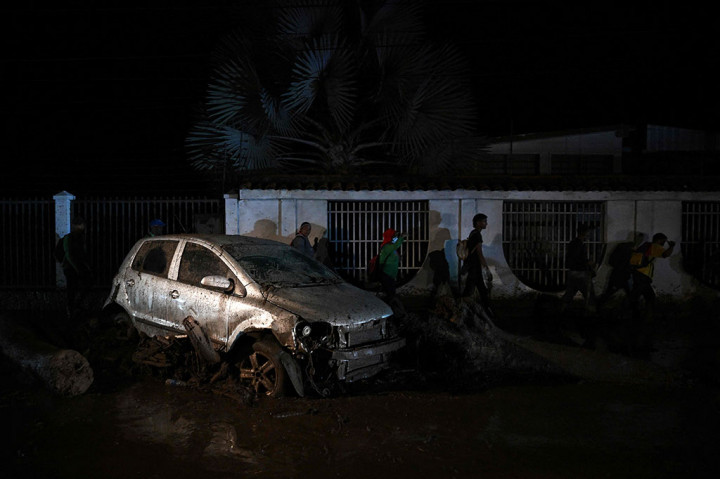 Tayangan televisi Venezuela menunjukkan tanah longsor menghancurkan lokasi yang dilewati, menyapu kendaraan, pohon, dan batu-batu besar. 