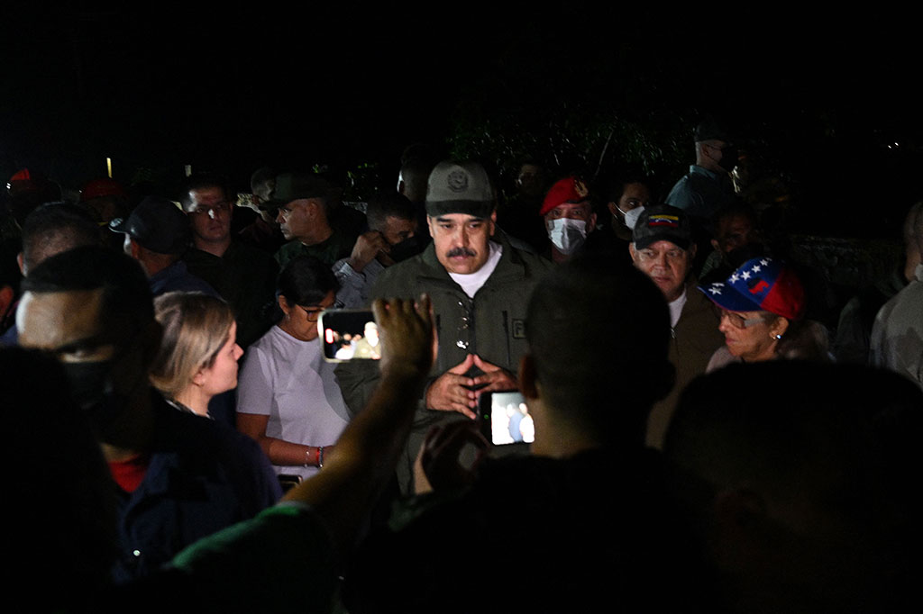 Presiden Venezuela Nicolas Maduro, Senin, meninjau lokasi terparah terdampak longsor di el Castano.