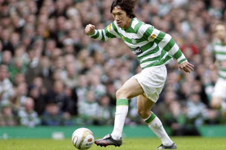 Bersama Celtic, gelandang berusia 44 tahun itu merebut juara Liga Skotlandia tiga kali, dan bermain di dua Piala Dunia saat membela Samurai Biru.