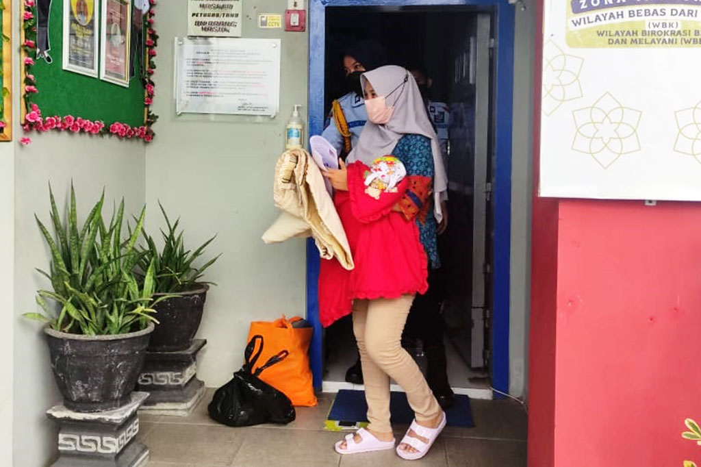 Kepala Rutan Perempuan Kelas I Surabaya Amiek Diyah Ambarwati mengatakan, AV telah memenuhi persyaratan administrasi dan subtansi asimilasi, sehingga yang bersangkutan bisa bebas dan menjalani sisa hukuman di rumah.
