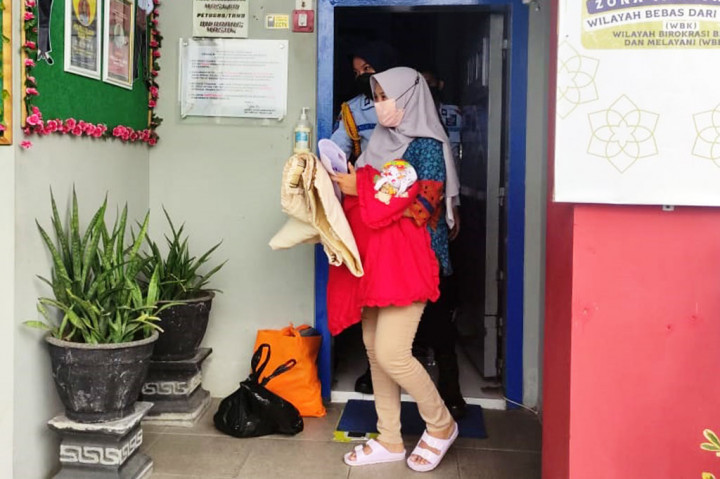 Kepala Rutan Perempuan Kelas I Surabaya Amiek Diyah Ambarwati mengatakan, AV telah memenuhi persyaratan administrasi dan subtansi asimilasi, sehingga yang bersangkutan bisa bebas dan menjalani sisa hukuman di rumah.
