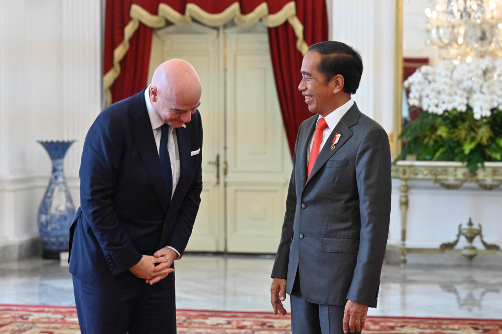 Presiden Joko Widodo atau Jokowi nampak sumringah saat bertemu Presiden Federasi Sepak Bola Internasional atau FIFA Gianni Infantino.