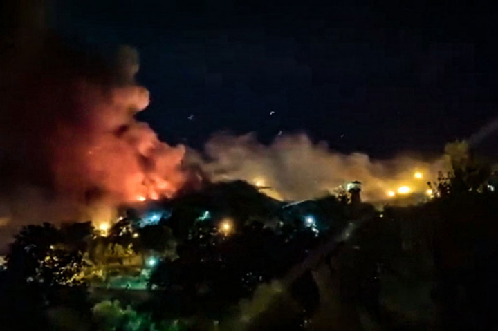 Api dan asap tebal membubung ke udara setelah kebakaran melanda penjara Evin, di barat laut ibukota Iran, Teheran, Sabtu, 15 Oktober 2022 waktu setempat.