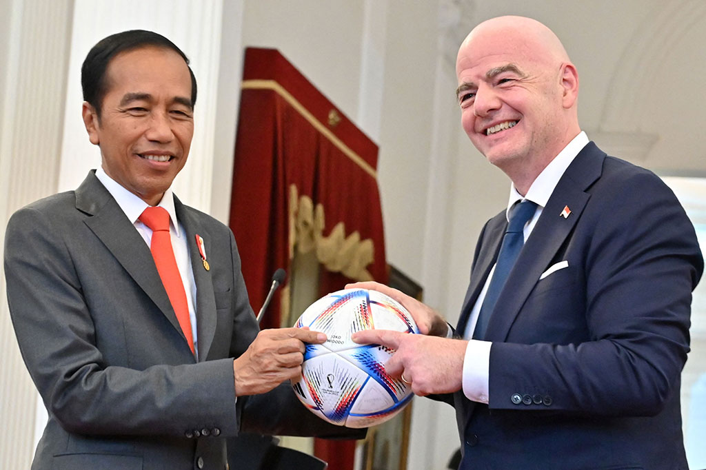 Presiden Jokowi nampak semringah saat mendapat oleh-oleh dari Gianni Infantino berupa bola, jersey, dan bendera FIFA.