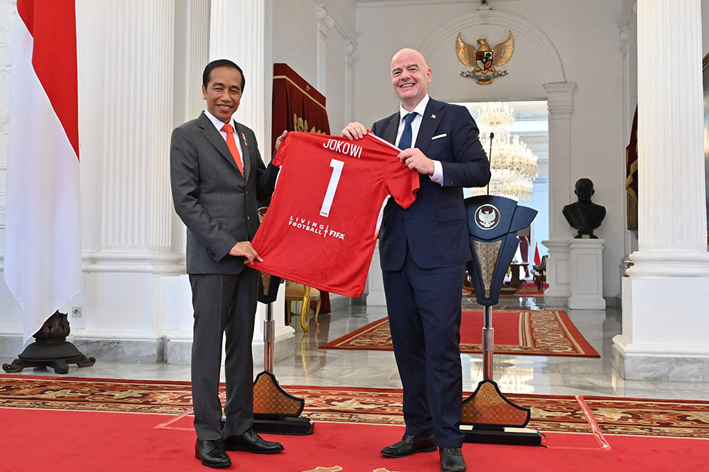 Bukan itu saja. Jokowi juga mendapat oleh-oleh jersey spesial. Kaos berwarna merah tersebut bernomor punggung 1 dan tertulis nama Jokowi.