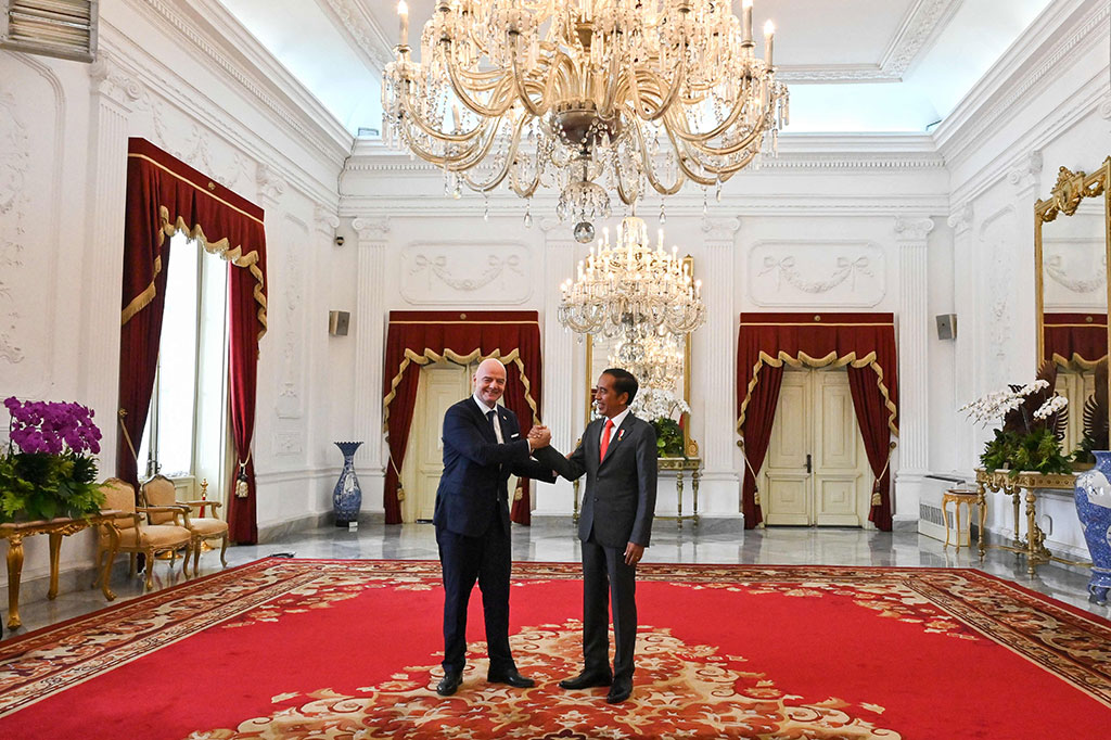 Sebelumnya, Infantino tiba pukul 11.58 WIB di Istana Merdeka. Petinggi otoritas sepak bola dunia itu kemudian bertemu dengan Presiden Jokowi di Ruang Jepara.