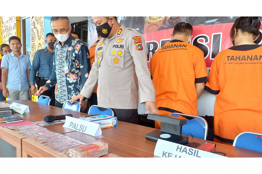 Para tersangka terdiri AW (36) dan RW (19). Keduanya merupakan ayah dan putrinya yang bertindak sebagai pengedar. Kemudian E (40) yang diduga sebagai produsen atau pengelola percetakan uang palsu.