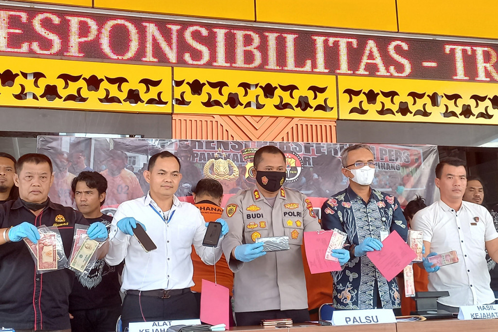 Polisi menduga ketiganya merupakan sindikat yang beraksi lintas provinsi. Selain di Kepulauan Bangka Belitung, mereka juga diduga beraksi di Sumatera Selatan, Jakarta dan Jawa Barat.