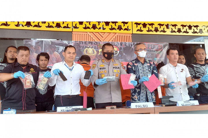 Sebanyak tiga tersangka peredaran uang rupiah palsu ditahan di Mapolres Pangkalpinang, Kepulauan Bangka Belitung.