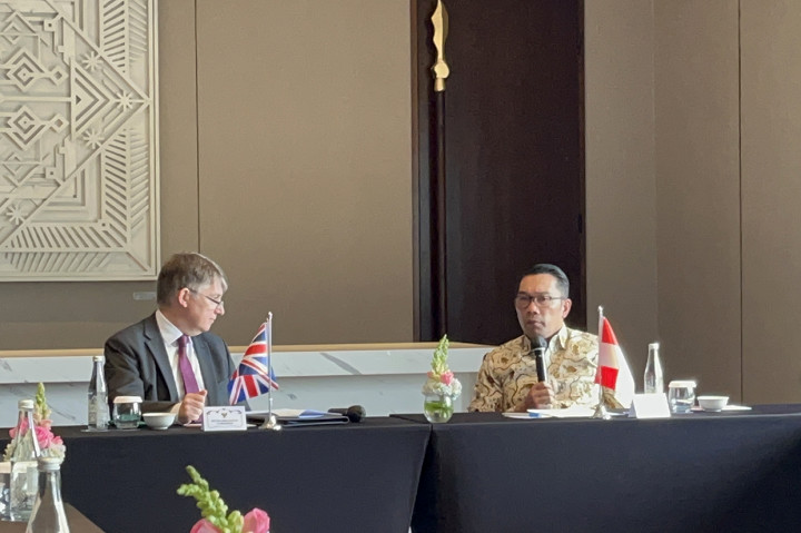 Emil mengatakan, pembahasan pertama adalah soal persiapan Sumber Daya Manusia (SDM) dalam persaingan global di 2024. Dalam hal ini, Pemerintah Provinsi (Pemprov) Jabar akan menjalin kerja sama dengan pemerintah Negara Inggris (UK) dalam sektor pendidikan.
