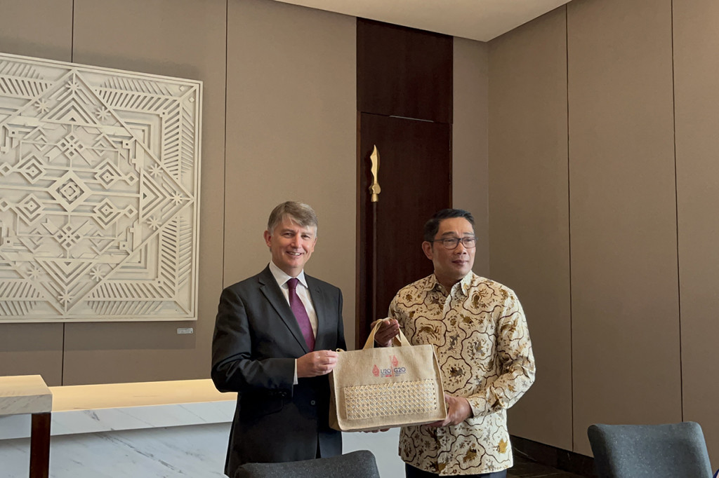 Kemudian, dalam waktu dekat, BUMD Jabar akan diberangkatkan ke Inggris sebagai mitra guna merespons kebutuhan energi terbarukan. Menurutnya, banyak obrolan terjalin dengan Kedubes Inggris untuk kolaborasi di sektor SDM, dan energi baru terbarukan.