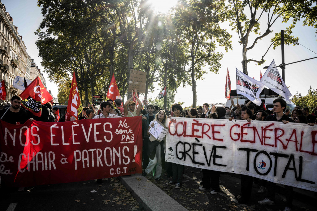 Ratusan ribu orang melakukan unjuk rasa di Paris pada Selasa, 18 Oktober 2022. Mereka menyuarakan ketidakpuasan atas meningkatnya biaya hidup di Prancis.