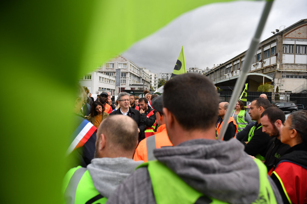 Protes diorganisir oleh Jean-Luc Melenchon, mantan kandidat presiden dan pemimpin partai sayap kiri France Unbowed (LFI). Sejumlah partai dan organisasi kiri lainnya berpartisipasi dengan agenda meminta Presiden Emmanuel Macron mengambil tindakan lebih keras terhadap perubahan iklim.